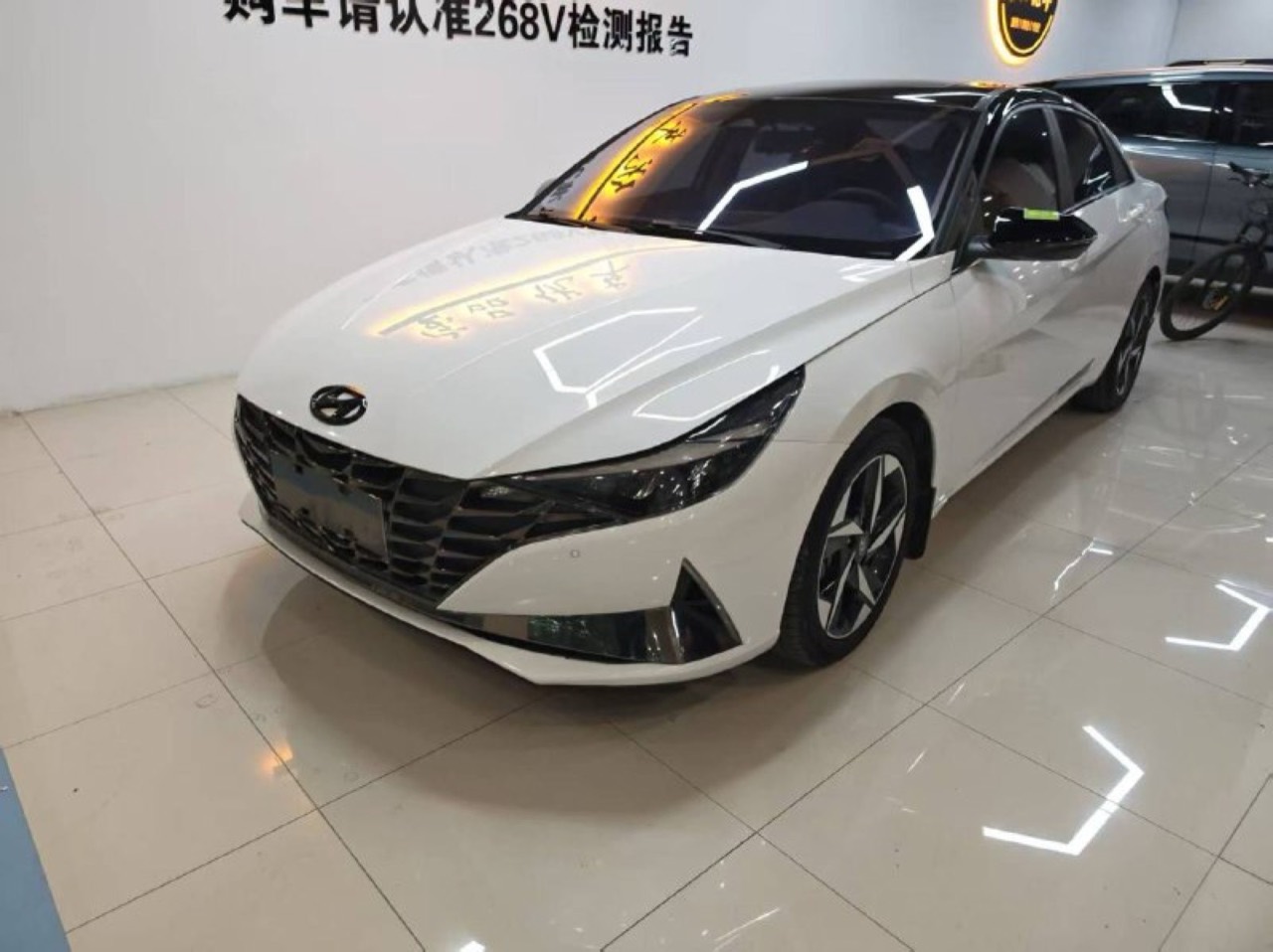 Hyundai Elantra LUX 2023